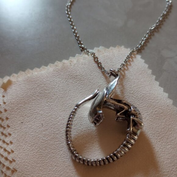 Xenomorph Pendant Alloy Chain Monster from Alien - Picture 5 of 9